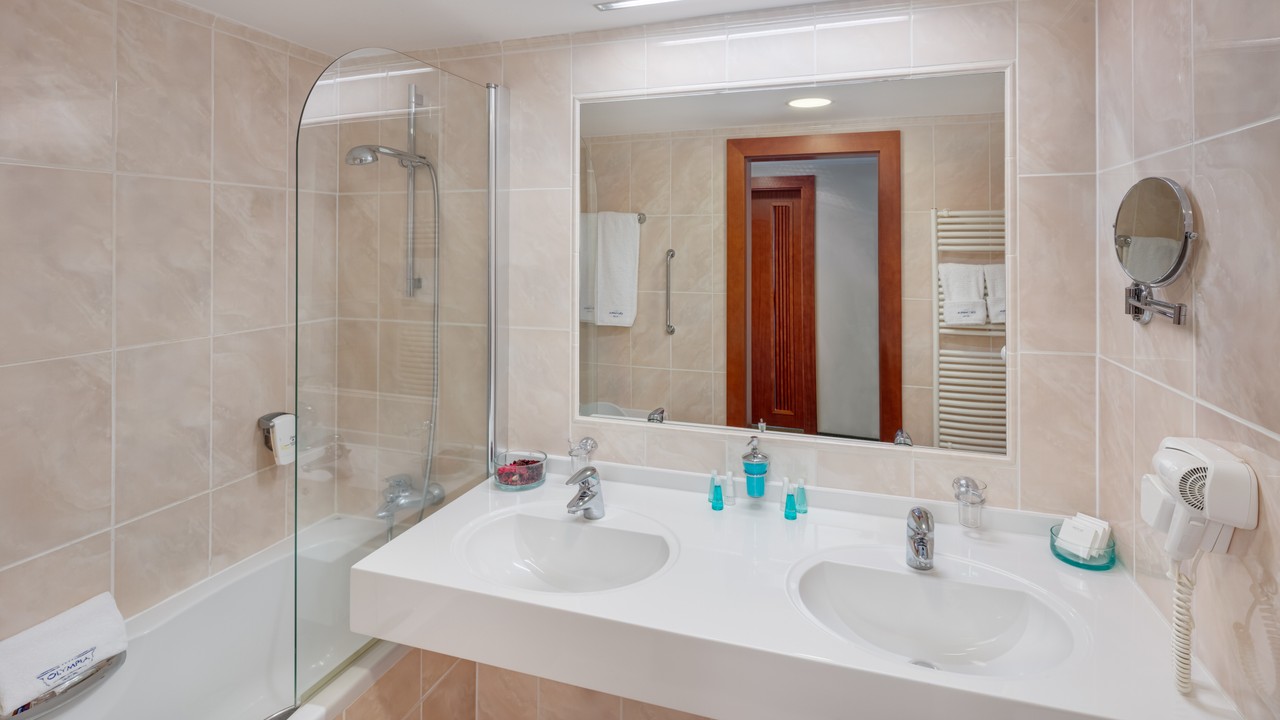JPrerovsky_Hotel Olympia_Luxury Suite 402_Bathroom_16A3035.jpg