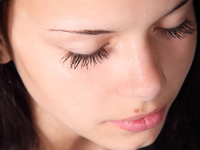 Trimming and dyeing of eyelashes and eyebroes