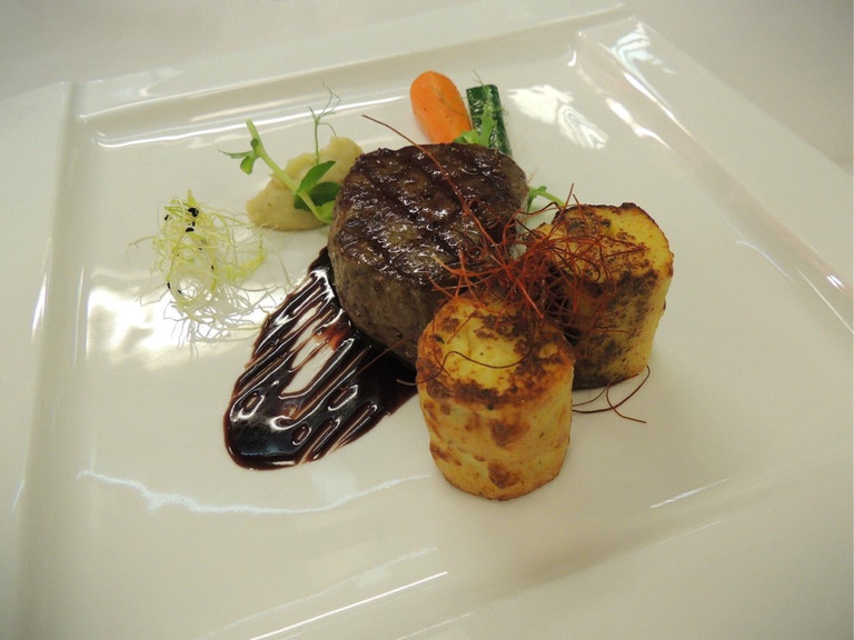 Oběd formou servírovaného menu